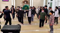 Jenazah disalatkan di Masjid Jami Atawabbin, Desa Sukamanah, Kecamatan Cisaat, Kabupaten Sukabumi.