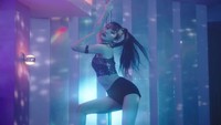Salah satu yang mencuri perhatian adalah Yuju. Di MV MAGO, Yuju menunjukkan kemampuannya melakukan pole dance. (Foto: dok. Source Music) 