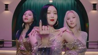 Umji, SinB dan Eunha di MV MAGO (Foto: dok. Source Music)