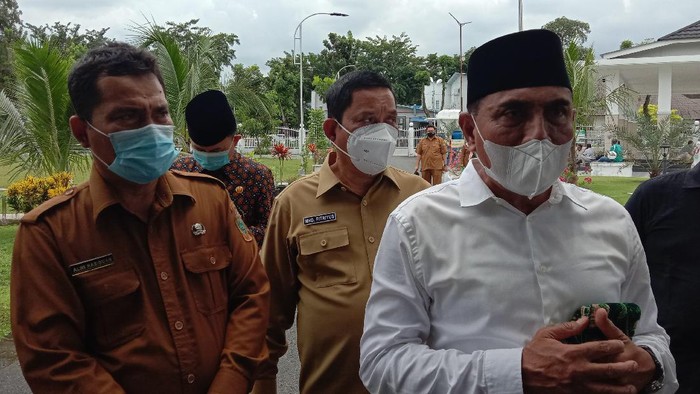 Gubsu Edy Rahmayadi (kemeja putih)/(Ahmad Arfah-detikcom)