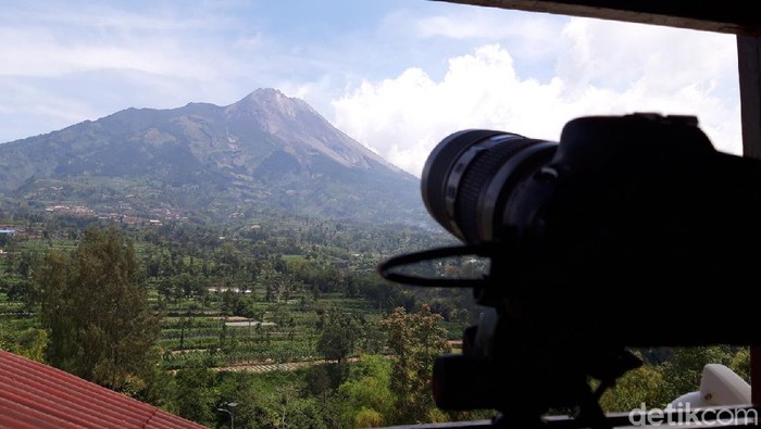 Gunung Merapi dari Pos PGM, Jrakah, Kecamatan Selo, Boyolali, Senin (9/11/2020).