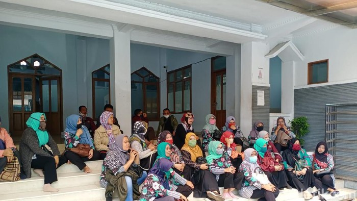 guru bantu di garut 11 bulan tidak digaji