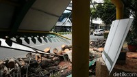 Saat ini batang pohon yang menimpa halte telah dipotong.
