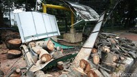 Hingga kini belum ada perbaikan Halte Melawai yang rusak tertimpa pohon tersebut.