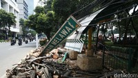 Halte Melawai ambruk akibat tertimpa pohon pada Minggu (8/11/2020) kemarin.