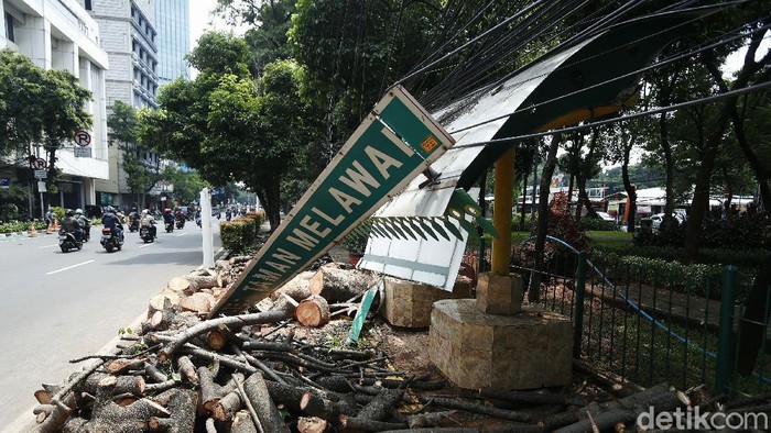 Halte Melawai Roboh Tertimpa Pohon Hujan disertai angin kencang terjadi di sejumlah wilayah di Jakarta, Minggu (08/11/2020), kemarin. Akibatnya, Halte Melawai, Jakarta Selatan, roboh ditimpa pohon besar yang tumbang.
