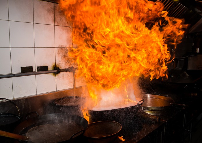 Heboh Tabung Gas Terbakar di Warung Makan, Seperti Ini Cara Padamkan Api