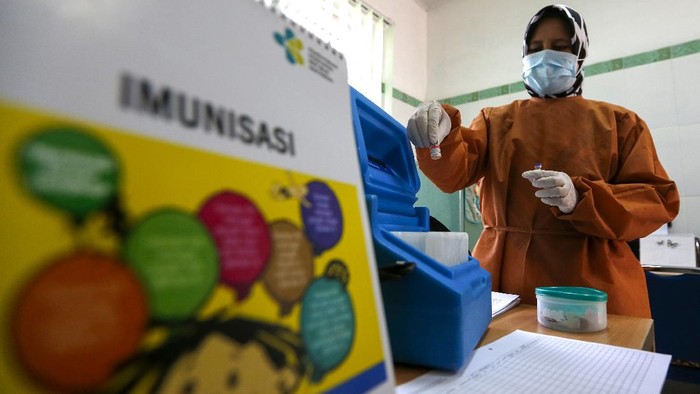 Balita mendapat vaksin imunisasi polio di rumahnya di 
di Desa Rukoh, Banda Aceh, Rabu (7/10/2020).