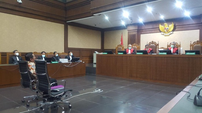 Irjen Napoleon mengajukan eksepsi atas tuduhan menerima uang suap Rp 6 M dari Djoko Tjandra terkait kasus red notice. Napoleon menyebut dakwaan itu rekayasa.