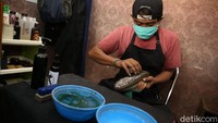 Memasuki musim hujan jasa loundry sepatu mengalami peningkatan.