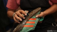 Harga loundry sepatu disini mulai Rp 25.000 hingga Rp 60.000 per sepasang sepatu tergantung jenis pelayanan pencucian sepatunya.