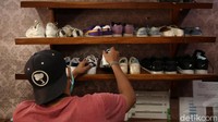 Sepatu yang dititip untuk dicuci biasanya didominasi sneakers.