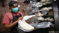Di kalangan anak muda, sneakers merupakan salah satu jenis sepatu yang wajib dimiliki.