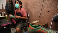 Pekerja membersihkan sepatu di UMKM Soul Sepatu, Rawamangun, Jakarta Timur, Senin (9/11/2020).