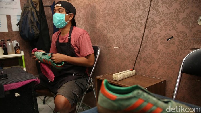 Jasa Cuci Sepatu Meroket di Musim Hujan Memasuki musim hujan jasa loundry sepatu mengalami peningkatan yang signifikan. Salah satunya jasa cuci sepatu di Seoul Sepatu, Rawamangun, Jaktim.