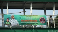 Beberapa muncul di tiang-tiang JPO.