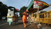 Ada pula yang dipajang di sudut halte.