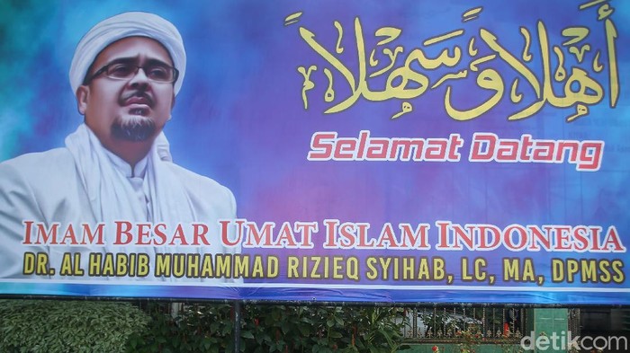Sejumlah spanduk selamat datang untuk Habib Rizieq mulai bertebaran di Jakarta, Senin (9/11/2020). Berikut foto-fotonya.