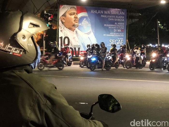 Sejumlah spanduk selamat datang untuk Habib Rizieq mulai bertebaran di Jakarta, Senin (9/11/2020). Berikut foto-fotonya.