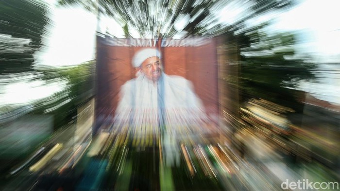 Sejumlah spanduk selamat datang untuk Habib Rizieq mulai bertebaran di Jakarta, Senin (9/11/2020). Berikut foto-fotonya.