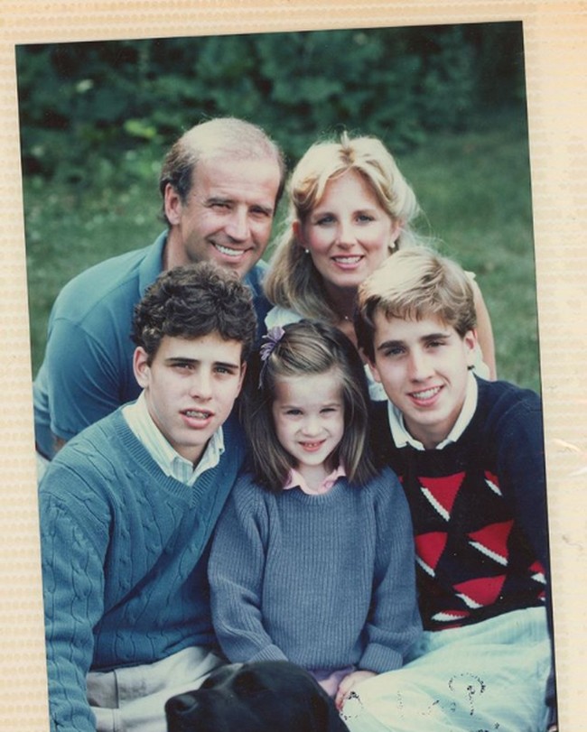 Pernikahan Joe dan Jill dikaruniai satu anak yakni Ashley Biden yang kini berusia 39 tahun. Sementara dari pernikahan Joe sebelumnya, dia memiliki tiga anak. Namun Beau serta Naomi telah meninggal dan menyisakan satu anak, Hunter Biden. Foto: Instagram/@drbiden
