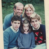 Pernikahan Joe dan Jill dikaruniai satu anak yakni Ashley Biden yang kini berusia 39 tahun. Sementara dari pernikahan Joe sebelumnya, dia memiliki tiga anak. Namun Beau serta Naomi telah meninggal dan menyisakan satu anak, Hunter Biden. Foto: Instagram/@drbiden