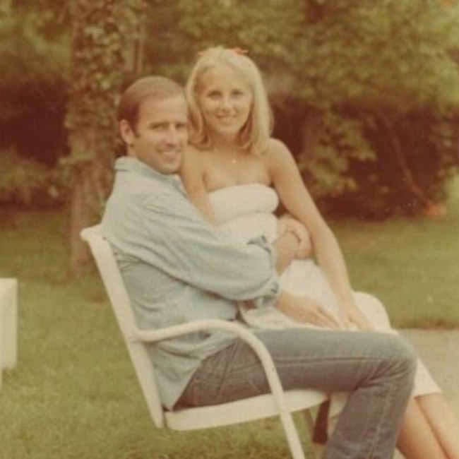 Pertemuan Joe Biden dan Jill Biden terjadi lewat kencan buta. Kala itu Jill berusia 24 tahun dan Joe 33 tahun. Joe tahu Jill dari adiknya karen mereka kuliah di universitas yang sama. Namun keduanya tidak pernah bertemu langsung sebelumnya. Foto: Instagram/@drbiden