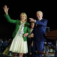 Wanita yang berprofesi sebagai guru itu hadir ketika Joe sedang merasakan duka mendalam akibat kehilangan istri dan anaknya. Sempat ilfil, hati Jill berubah haluan kepada Joe. Foto: Instagram/@drbiden