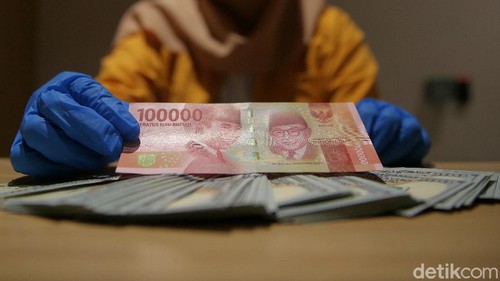 Nilai tukar dolar Amerika Serikat (AS) pagi ini masih berada di level Rp 14.100. Dolar AS sempat tersungkur dari level Rp 14.500an hingga ke Rp 14.119 pada Sabtu pekan lalu.