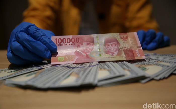 Nilai tukar dolar Amerika Serikat (AS) pagi ini masih berada di level Rp 14.100. Dolar AS sempat tersungkur dari level Rp 14.500an hingga ke Rp 14.119 pada Sabtu pekan lalu.