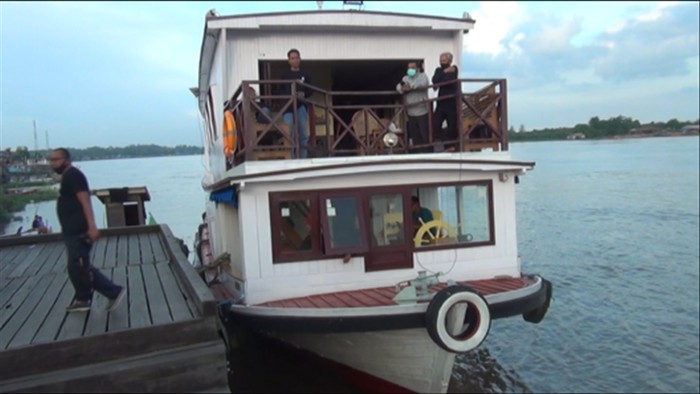 Kapal pesiar atau kapal wisata di Sungai Mahakam