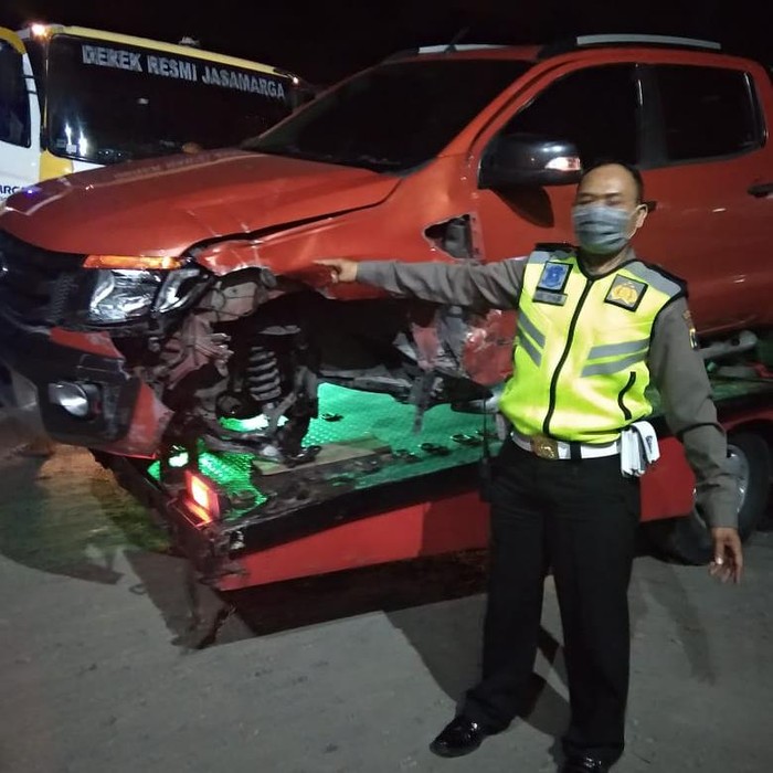 Mobil Ford Ranger bernopol N 9924 TK mengalami kecelakaan tunggal di Jalan HR Muhammad, Surabaya. SUV ini rusak parah setelah menabrak tiang listrik.