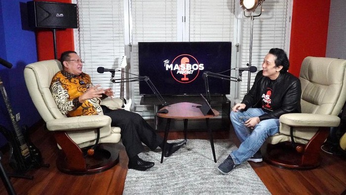 Ketua MPR RI Bambang Soesatyo melakukan sosialisasi tugas, fungsi, dan kedudukan MPR pasca amandemen ke-4 Undang-Undang Dasar Negara Republik Indonesia Tahun 1945 melalui vlog di acara podcast MasBos
