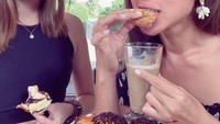 Nah kalau ini momen seru Jedar mencicipi roti sobek dengan teman barunya di Bali. Sama-sama cantik ya? Foto: Instagram @inijedar