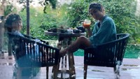 Berdua denganmu di Bali, tulis Jedar, di keterangan fotonya bersama El yang tengah asyik makan bareng. Foto: Instagram @inijedar