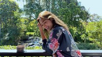 Menikmati pemandangan panorama Bali yang indah, Jedar menghabiskan waktu luangnya ditemani secangkir kopi hangat. Foto: Instagram @inijedar