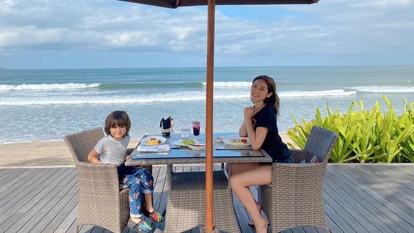 Kompaknya Jessica Iskandar dan El Barack Saat Makan Bareng di Bali