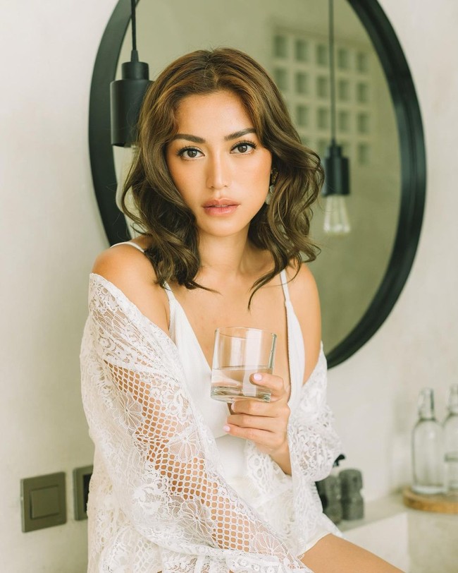 Walaupun Jessica Iskandar seringkali menjalin kasih dengan pria bule, tapi ternyata dirinya adalah orang asli Indonesia loh. Jessica tidak memiliki darah blasteran. Foto: Instagram @inijedar