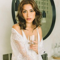 Walaupun Jessica Iskandar seringkali menjalin kasih dengan pria bule, tapi ternyata dirinya adalah orang asli Indonesia loh. Jessica tidak memiliki darah blasteran. Foto: Instagram @inijedar