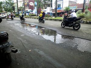 Warga Keluhkan Perbaikan Jalan Kapten Muslim Medan Masih Setengah-setengah