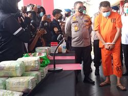 Timses Anak Bupati Pelalawan Akui di Kos Pengedar 20 Kg Sabu Ada APK Golkar