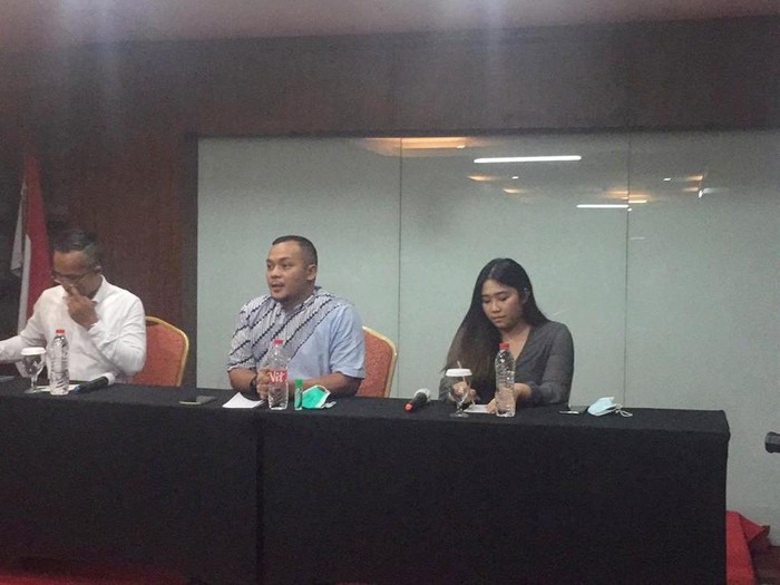 Konferensi pers Winda Earl Lunardi soal kasus penggelapan uang tabungannya di Maybank