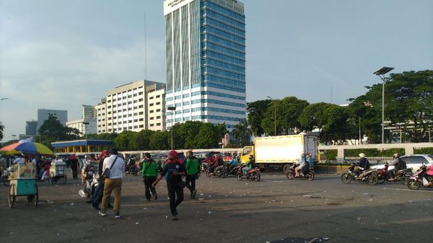 Massa buruh yang demo menolak UU Ciptaker di depan gedung DPR/MPR membubarkan diri. Mereka sempat mengacungkan jari tengah yang dianggap mereka sebagai simbol perlawanan (Sachril Agustin/detikcom)