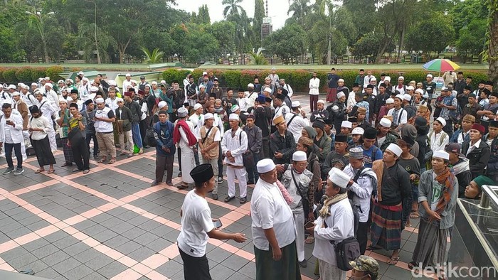 Massa dari Ciamis  bertolak ke Jakarta sambut Habib Rizieq.