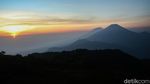 Menikmati Sunrise yang Mempesona Dari Prau