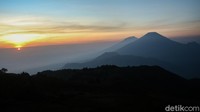 Momen matahari terbit seakan terlihat sempurna dengan latar Gunung Sindoro dan Gunung Sumbing.