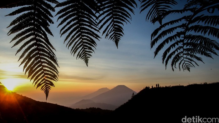 Lansekap Gunung Sindoro dan Gunung Sumbing terlihat sangat mempesona dari Gunung Prau. Momen matahari terbit pun seakan membuat nuansa menjadi romantis