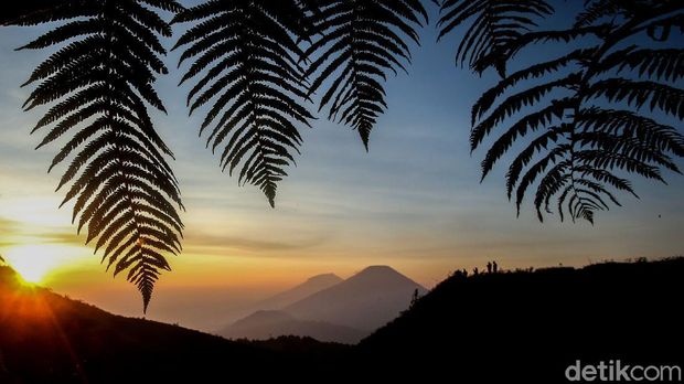 Lansekap Gunung Sindoro dan Gunung Sumbing terlihat sangat mempesona dari Gunung Prau. Momen matahari terbit pun seakan membuat nuansa menjadi romantis