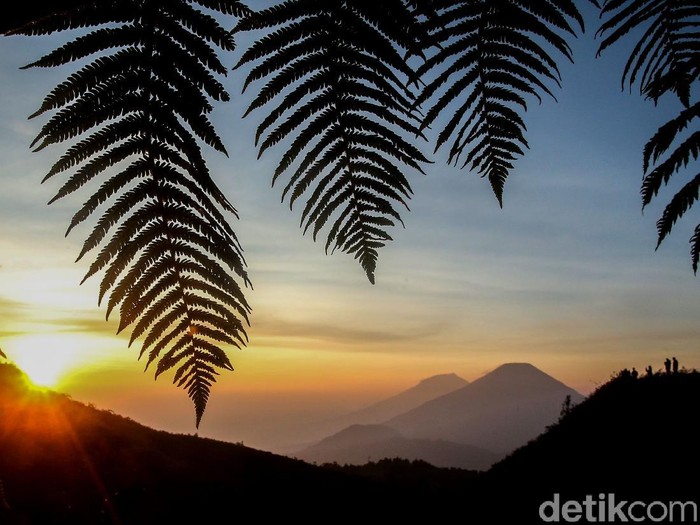 Lansekap Gunung Sindoro dan Gunung Sumbing terlihat sangat mempesona dari Gunung Prau. Momen matahari terbit pun seakan membuat nuansa menjadi romantis
