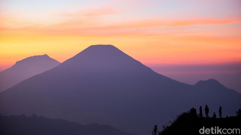 Menikmati Sunrise yang Mempesona Dari Prau Lansekap Gunung Sindoro dan Gunung Sumbing terlihat sangat mempesona dari Gunung Prau. Momen matahari terbit pun seakan membuat nuansa menjadi romantis